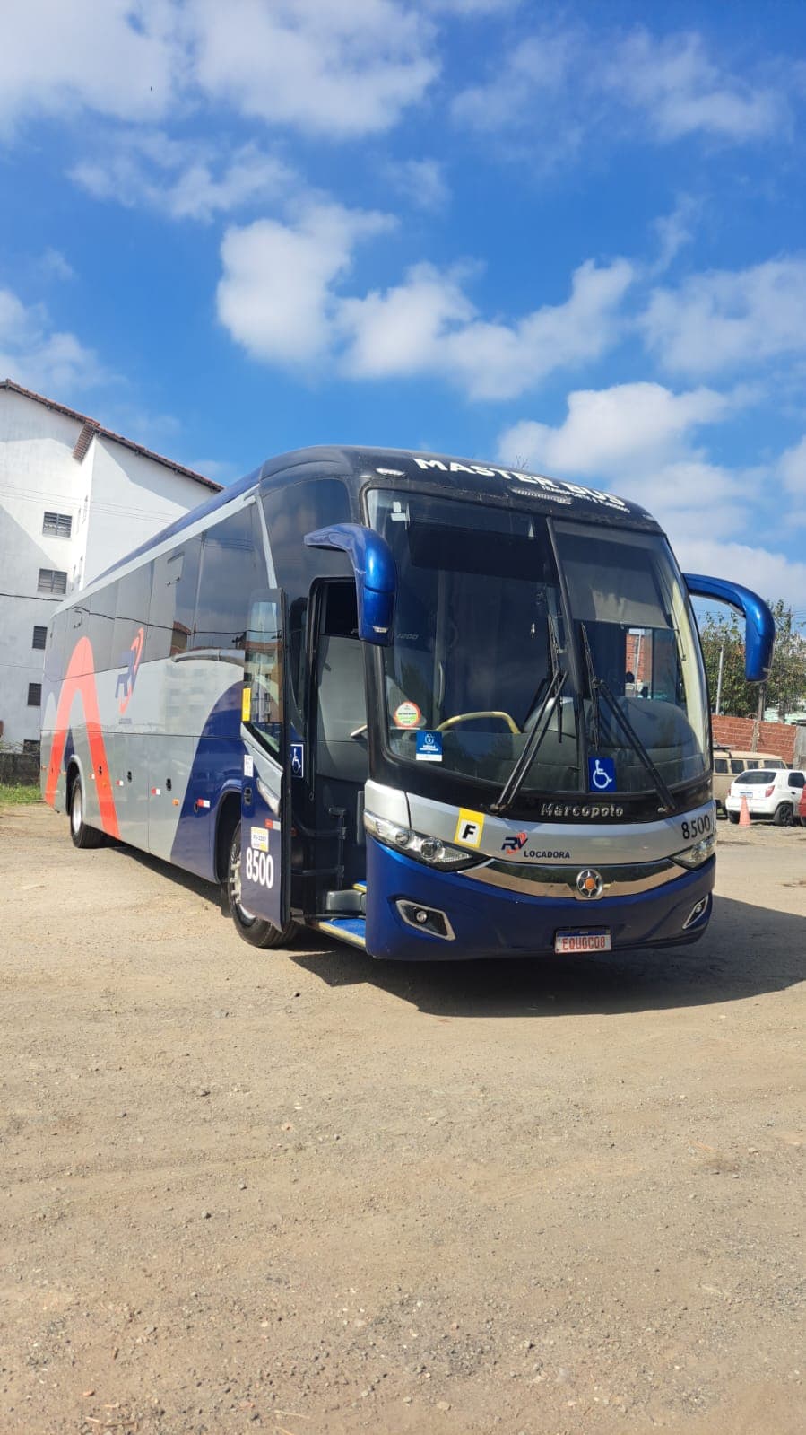 Ônibus Marcopolo azul e cinza da RV Locadora de Vans